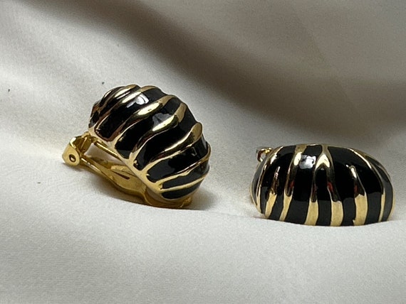 Vintage Black and Gold Clip on Earrings Shell Con… - image 4