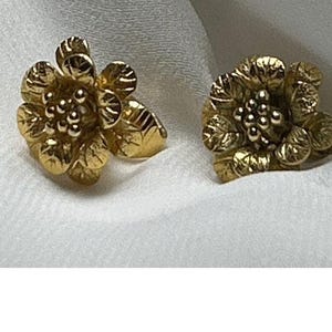 Vintage Earrings Trifari Gold Flowers clip on