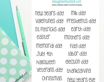Op de afbeelding: Een wit vel papier met een lijst van feestdagen die in zwarte inkt zijn geschreven. De feestdagen omvatten Nieuwjaarsdag, Valentijnsdag, St. Patricks Day, Pasen, Memorial Day, 4 juli, Halloween, Veteranendag, Kerstmis, Melkdag, Presidents Day, Earth Day, Moederdag, Vlagdag, Dag van de Arbeid, Verkiezingsdag, Thanksgiving en Oudejaarsavond.