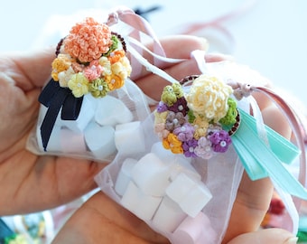 Colgante floral de ganchillo para coche, adorno floral colgante hecho a mano, decoración para el espejo retrovisor del coche, colgante aromático opcional, idea de regalo.