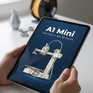 Könnte beinhalten: Ein Tablet zeigt eine 3D-Drucker-Skizze mit dem Text "A1 Mini" und "Dein Start in den 3D-Druck." in Weiß. Eine Spule gelbes Filament und eine graue Vase befinden sich im Hintergrund. Das Tablet wird von einer Person gehalten.