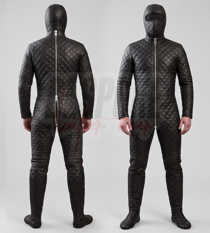 Puede incluir: Un traje de cuerpo entero de cuero negro acolchado con capucha, abertura facial y una larga cremallera plateada en la parte delantera y trasera. La prenda cubre los brazos, el torso, las piernas y los pies con un patr&oacute;n de costuras.