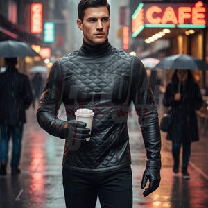 Op de afbeelding: Een persoon draagt een zwart gewatteerd leren jack met een coltrui, zwarte handschoenen en een zwarte broek, en houdt een witte koffiebeker vast. De achtergrond toont een stadsstraat met neonreclame en mensen met paraplu's in de regen.