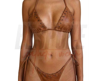 Conjunto de bikini de piel de vaca con cordones hechos a mano: ropa de playa para festivales con ajuste personalizado.
