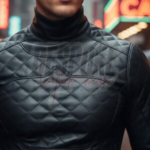 Op de afbeelding: Zwarte gewatteerde leren jas met een hoge kraag. De jas heeft een ruitpatroon en een strak, modern design. De afbeelding is een close-up, die de textuur en details van het kledingstuk benadrukt.