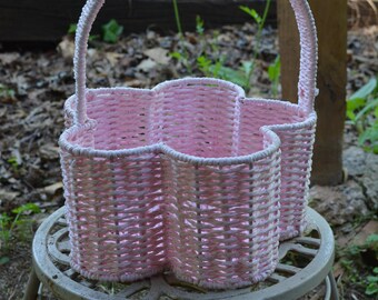 Cesta de flores tejida rosa