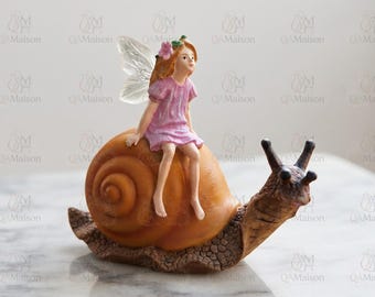 Fada Montando um Caracol, Estatueta, Estátua de Fada Caracol, Ornamento de Fada Caracol Sentada, Estátua de Fada das Flores, Decoração com Suculentas, Enfeite de Mesa de Fada