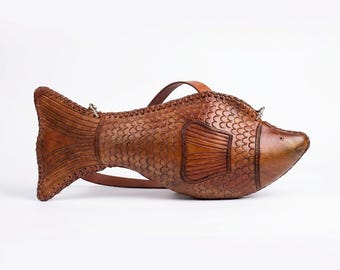 Bolso de piel con forma de pez, bolso bandolera repujado a mano, bolso escultural único, hecho a mano por artesanos en México.