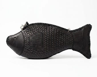 Bolso de piel negra hecho a mano con forma de pez – Bolso bandolera escultural, elaborado artesanalmente.