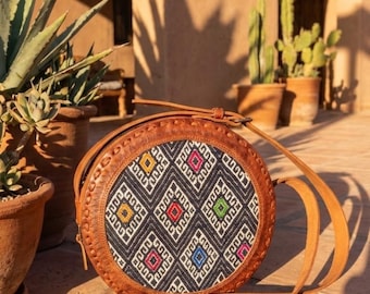 Bolso bandolera redondo de piel con tejido artesanal – Monedero artesanal mexicano – Bolso bohemio para el día a día – Regalo para ella