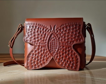 Bolso Mariposa de Cuero Artesanal – Bolso Cruzado Artesanal – Bolso de Hombro Pequeño de Estilo Boho Inspirado en la Naturaleza – Hecho en México