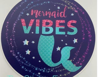 Pegatina "Vibras de sirena" con temática náutica y playera.