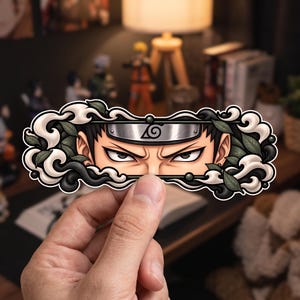 Könnte beinhalten: Ein rechteckiger Aufkleber mit einer detaillierten Illustration der intensiven Augen einer Figur und einem Stirnband aus Metall mit einem Spiralsymbol. Das Design ist von stilisierten, wirbelnden schwarz-weißen Wolken und kleinen grünen Blättern umrahmt.