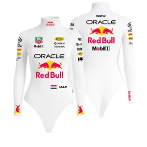 Könnte beinhalten: Weißer langärmliger Body mit Stehkragen. Der Body hat mehrere Logos, darunter "Red Bull", "Oracle" und "Mobil 1". Das Design umfasst rote und gelbe Akzente und eine kleine niederländische Flagge.