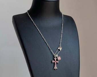 Een Franse gotische kwastketting met zirkonia-accenten op een ketting die tot aan het sleutelbeen reikt.