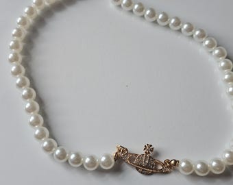 Leichte Perlenkette mit Saturn Anhänger