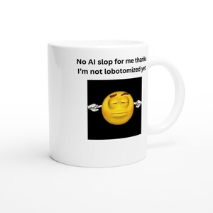 Pode incluir: Uma caneca de cerâmica branca com o texto impresso em preto No AI slop for me thanks I’m not lobotomized yet acima de um gráfico quadrado de um emoji amarelo com olhos fechados e mãos cobrindo as orelhas sobre um fundo preto.
