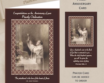 Op de afbeelding: Een priesterjubileumkaart met een sepia-afbeelding van een priester die een kelk vasthoudt. De kaart heeft een bruine rand en de tekst "Gefeliciteerd met de verjaardag van uw priesterwijding." Een gebedskaart kan op bestelling worden toegevoegd.