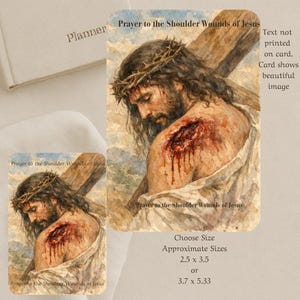 Peut inclure: Carte religieuse avec une image à l'aquarelle de Jésus portant une couronne d'épines et une blessure à l'épaule. Le texte "Prière aux Plaies de l'Épaule de Jésus" est inclus. Tailles approximatives : 6,35 x 8,89 cm ou 9,4 x 13,54 cm.