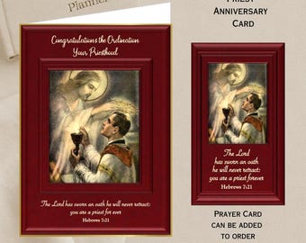 Pode incluir: Cartão de Aniversário de Padre e Cartão de Oração emoldurados em bordô. Os cartões apresentam obras de arte religiosas de um padre e um anjo, com texto de Hebreus 7:21. O cartão maior diz "Parabéns pela Ordenação do Seu Sacerdócio."