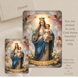 Può includere: Due biglietti rettangolari con un'immagine religiosa. Il biglietto più grande raffigura una donna con una corona e una veste blu, che tiene in braccio un bambino. Angeli li circondano in una scena celeste. Il testo "Regina Caeli" è visualizzato su entrambi i biglietti.
