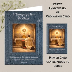 Può includere: Un biglietto blu incorniciato per l'anniversario o l'ordinazione del sacerdote con il testo "In Thanksgiving of Your Priesthood". Il biglietto presenta un'immagine di un sacerdote in ginocchio davanti a un altare. Viene mostrata anche una scheda di preghiera più piccola.