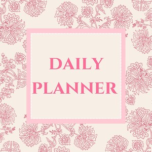 Peut inclure: Un agenda quotidien avec un fond crème clair et un motif floral rose foncé répétitif. Au centre de la couverture se trouve un rectangle avec une bordure rose clair contenant le texte DAILY PLANNER en lettres capitales rose foncé.