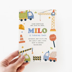 Puede incluir: Una taza de cerámica blanca con un asa negra y el texto "But First, Coffee" en negrita negra. La taza se encuentra sobre un fondo neutro, resaltando su diseño simple.