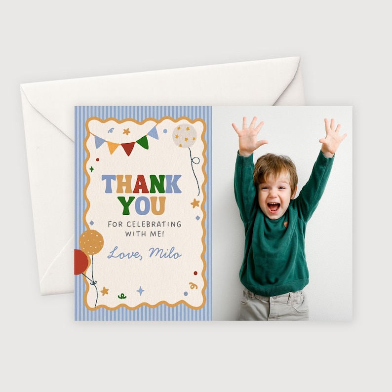 Może przedstawiać: Karta z podziękowaniami ze zdjęciem dziecka. Karta ma niebieskie paski w tle i ozdobną obw&oacute;dkę. Tekst na karcie brzmi "THANK YOU" w kolorowych literach, z "FOR CELEBRATING WITH ME!" i "Love, Milo" poniżej.