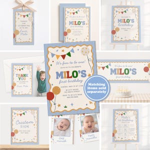 Op de afbeelding: Een verzameling feestartikelen voor een eerste verjaardag. De items omvatten uitnodigingen, bedankkaarten, een welkomstbord en een banner, allemaal met een blauw en beige kleurenschema met ballonnen en de tekst "Milo's first birthday."