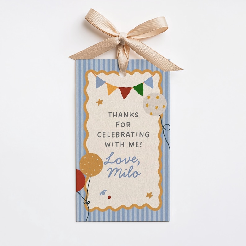 Może przedstawiać: Prostokątna etykieta prezentowa z jasnoniebieskim paskowanym tłem i falistą obw&oacute;dką. Etykieta zawiera tekst "THANKS FOR CELEBRATING WITH ME! Love, Milo" oraz ilustracje balon&oacute;w i proporczyk&oacute;w. U g&oacute;ry przymocowana jest beżowa wstążka.