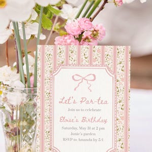 K&ouml;nnte beinhalten: Eine rosa-wei&szlig; gestreifte Einladungskarte mit dem Text "Let's Par-tea". Die Karte hat einen gestreiften Hintergrund mit floralen Details und einem dekorativen Rahmen. Wei&szlig;e und rosa Blumen sind im Hintergrund angeordnet.