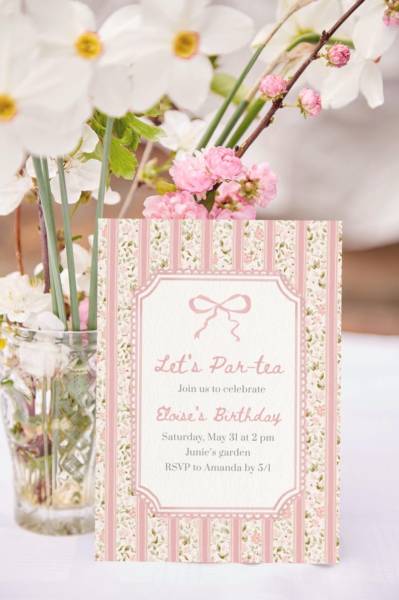 K&ouml;nnte beinhalten: Eine rosa-wei&szlig; gestreifte Einladungskarte mit dem Text "Let's Par-tea". Die Karte hat einen gestreiften Hintergrund mit floralen Details und einem dekorativen Rahmen. Wei&szlig;e und rosa Blumen sind im Hintergrund angeordnet.