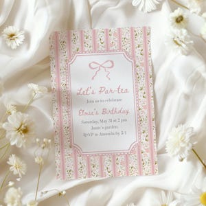 K&ouml;nnte beinhalten: Eine rosa florale Einladung mit dem Text "Let's Par-tea" und "Eloise's Birthday". Die Einladung hat einen gestreiften Hintergrund mit floralen Akzenten und einem dekorativen Rand. Wei&szlig;e Blumen sind um die Einladung verstreut.