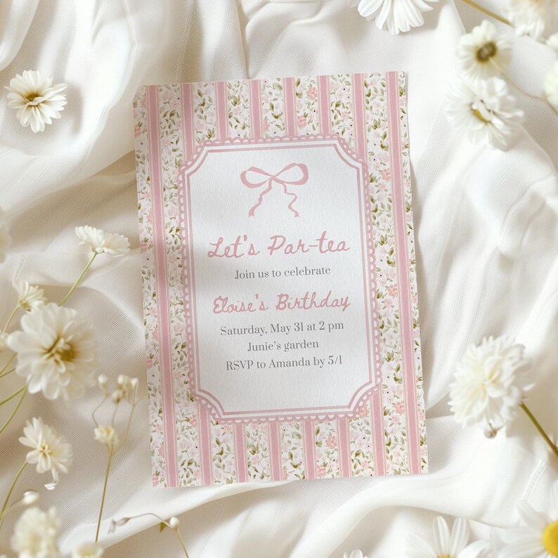 K&ouml;nnte beinhalten: Eine rosa florale Einladung mit dem Text "Let's Par-tea" und "Eloise's Birthday". Die Einladung hat einen gestreiften Hintergrund mit floralen Akzenten und einem dekorativen Rand. Wei&szlig;e Blumen sind um die Einladung verstreut.