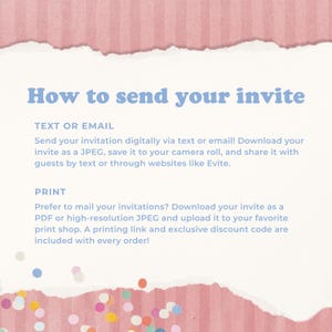 Op de afbeelding: Een lichtroze en wit gescheurd papierontwerp met de tekst "How to send your invite" in blauw. Er worden instructies gegeven voor het verzenden van uitnodigingen via sms, e-mail of print.