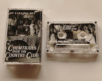 Puede incluir: Dos cintas de casete transparentes con la portada del álbum "Chemtrails Over the Country Club" de Lana Del Rey. La ilustración es una foto en blanco y negro de un grupo de mujeres. El título del álbum está impreso en una fuente estilizada.