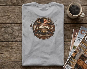 Camiseta con el logo de FeralFamilyco