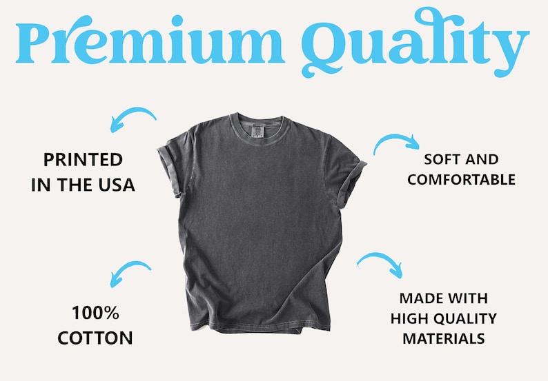 Pu&ograve; includere: Una maglietta grigio antracite con maniche arrotolate. Il testo nell'immagine recita "Premium Quality", "Stampato negli Stati Uniti", "Morbido e confortevole", "100% cotone" e "Realizzato con materiali di alta qualit&agrave;".