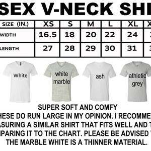 以下が含まれることがあります： ユニセックスVネックTシャツのサイズチャート。チャートは、XSからXXLまでのサイズについて、幅と長さをインチで示しています。シャツは、白、白マーブル、アッシュ、アスレチックグレーからお選びいただけます。テキストには、「とても柔らかく快適です。私の意見では、これらのサイズは大きめです。よく合う似たようなシャツを測って、チャートと比較することをお勧めします。マーブルホワイトは薄い素材であることにご注意ください。」と記載されています。