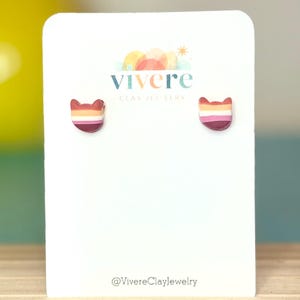 Pendientes de botón con forma de gatita para el orgullo lésbico / Regalo sáfico atrevido / Hechos a mano en arcilla / Joyería del orgullo