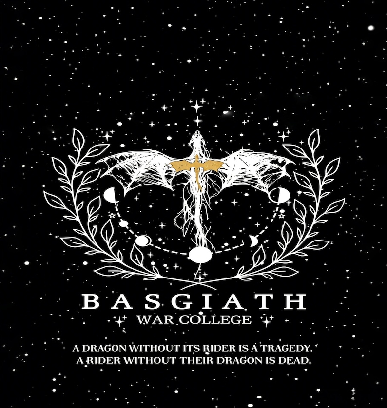K&ouml;nnte beinhalten: Schwarz-wei&szlig; Grafikdesign mit einem Drachen mit goldfarbenem K&ouml;rper und Fl&uuml;geln, umgeben von einem Kranz aus Bl&auml;ttern und Himmelselementen. Der Text lautet "BASGIATH WAR COLLEGE" mit einem Zitat &uuml;ber Drachen und Reiter.