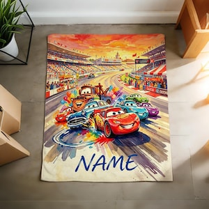 Coperta personalizzata con Saetta McQueen di Cars, morbida e con nome personalizzato, regalo di compleanno per bambini a tema corse automobilistiche. c3