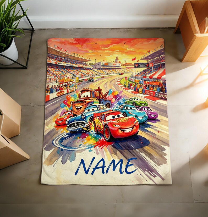 Coperta personalizzata con Saetta McQueen di Cars, morbida e con nome personalizzato, regalo di compleanno per bambini a tema corse automobilistiche. c3