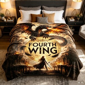 K&ouml;nnte beinhalten: Eine weiche Decke mit einem Fantasy-Design. Sie zeigt einen schwarzen Drachen, der Feuer speit, mit den Worten "FOURTH WING" prominent dargestellt. Eine Frau mit einem Schwert steht auf einer Steinstruktur. Die Farbgebung umfasst Braun-, Orange- und Schwarzt&ouml;ne.
