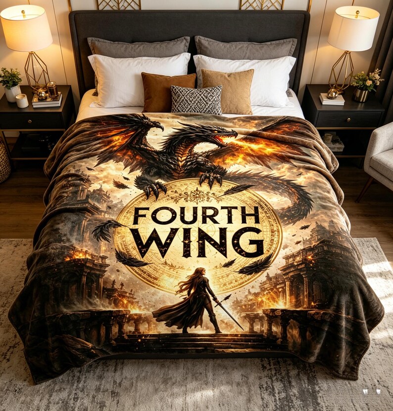K&ouml;nnte beinhalten: Eine weiche Decke mit einem Fantasy-Design. Sie zeigt einen schwarzen Drachen, der Feuer speit, mit den Worten "FOURTH WING" prominent dargestellt. Eine Frau mit einem Schwert steht auf einer Steinstruktur. Die Farbgebung umfasst Braun-, Orange- und Schwarzt&ouml;ne.