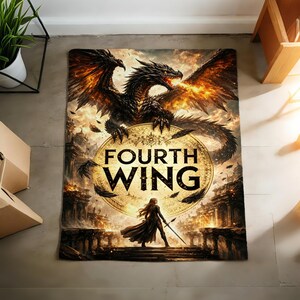 K&ouml;nnte beinhalten: Ein rechteckiger Teppich mit einer Fantasy-Szene mit einem Drachen und einer Frau mit einem Schwert. Der Teppich zeigt den Text "FOURTH WING" in einem kreisf&ouml;rmigen Design. Der Drache ist schwarz und orange, und die Frau tr&auml;gt einen dunklen Umhang.