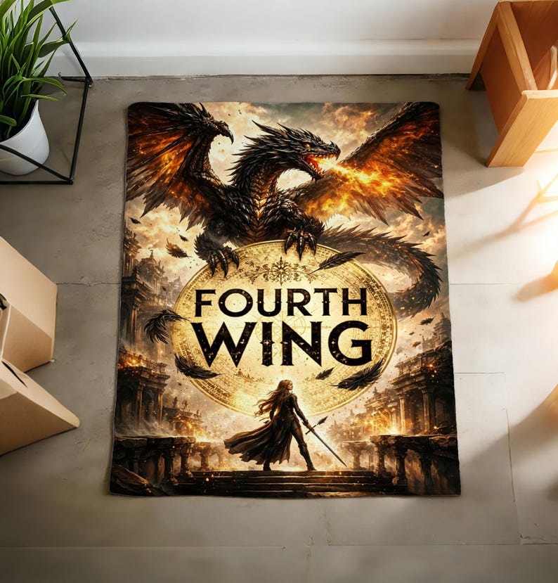K&ouml;nnte beinhalten: Ein rechteckiger Teppich mit einer Fantasy-Szene mit einem Drachen und einer Frau mit einem Schwert. Der Teppich zeigt den Text "FOURTH WING" in einem kreisf&ouml;rmigen Design. Der Drache ist schwarz und orange, und die Frau tr&auml;gt einen dunklen Umhang.