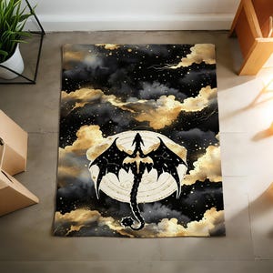 K&ouml;nnte beinhalten: Rechteckiger Teppich mit einem Drachendesign. Der Drache ist schwarz mit einem Sternenmuster, vor einem Hintergrund aus schwarzen Wolken und goldenen Akzenten. Der Teppich hat ein himmlisches Thema.