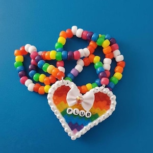 かわいいレインボーハートKandiネックレス - Kidcore Aesthetic Perlerジュエリー - リボンディテールのカラフルなチャンキービーズネックレス - EDMフェスティバル